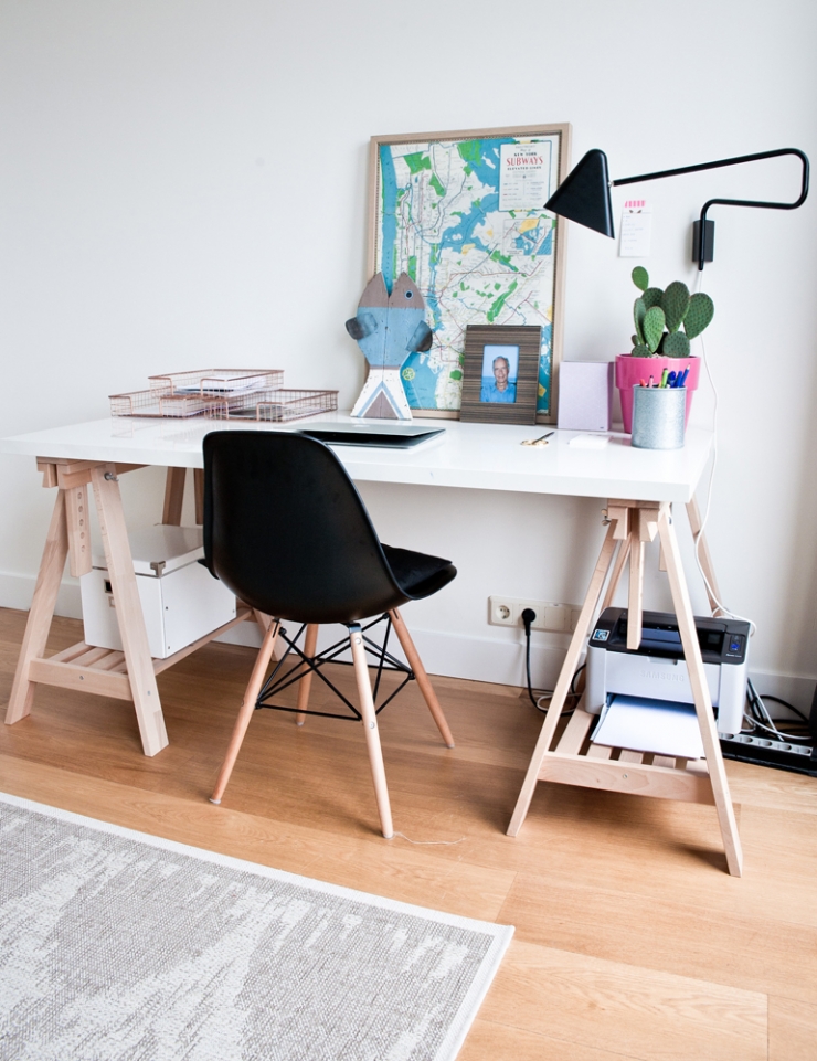 Het bureau is van IKEA, het kleed van Wehkamp, de stoel is een Eames lookalike