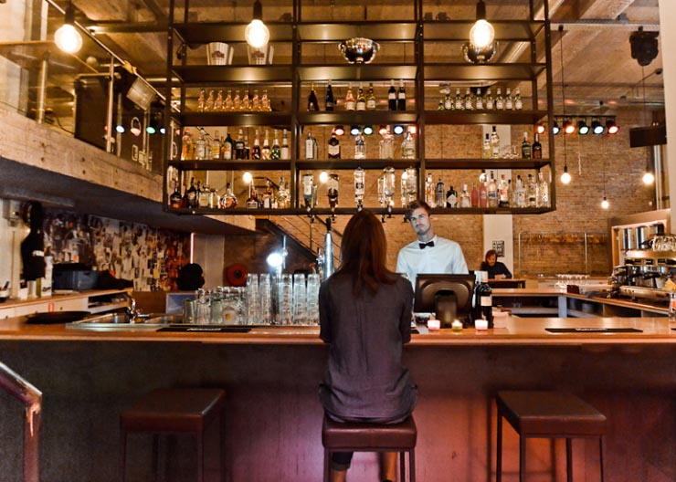 Coole bar met graffiti kunst en een bakstenen muur