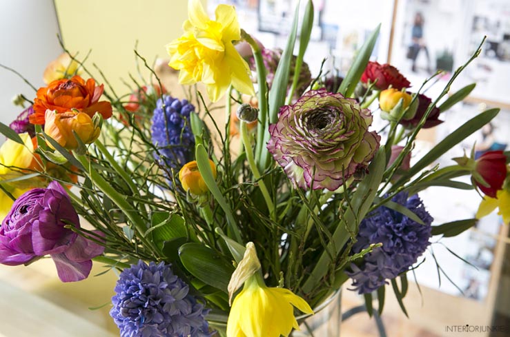 Kleurrijk bosje bloemen op mijn thuiswerkplek