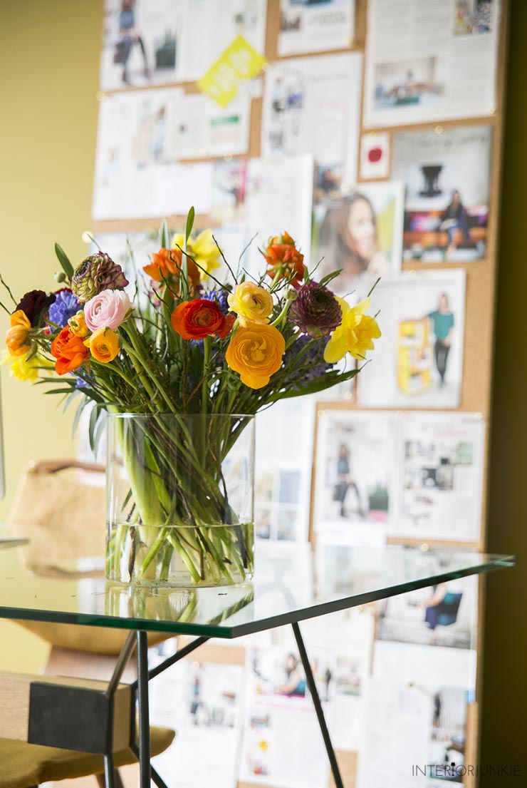 Kleurrijk bosje bloemen op mijn thuiswerkplek