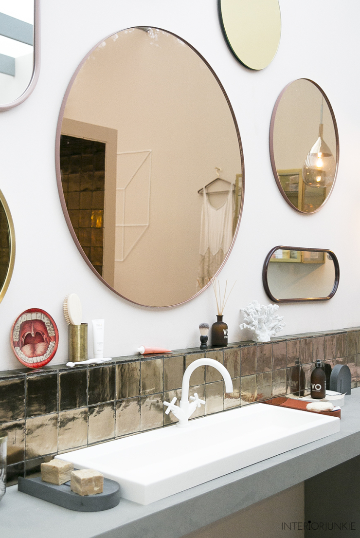 Zo mooi: een wand vol spiegels voor in de badkamer