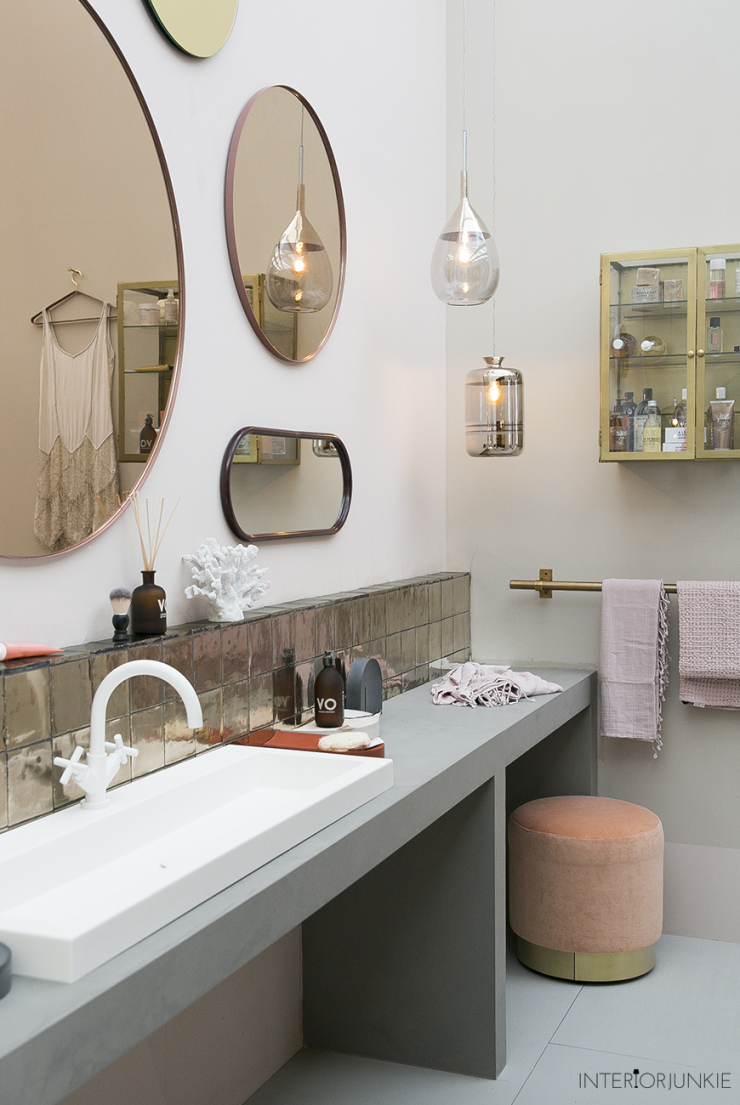 Zo mooi: een wand vol spiegels voor in de badkamer