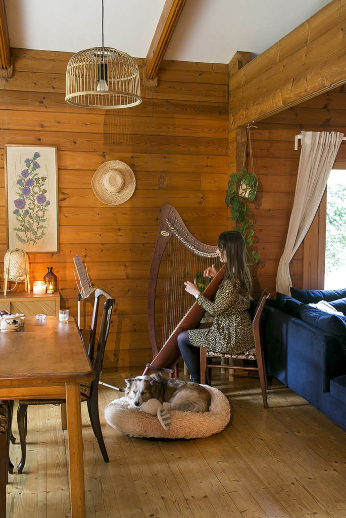 Thuis in het houten boshuisje van Jennie