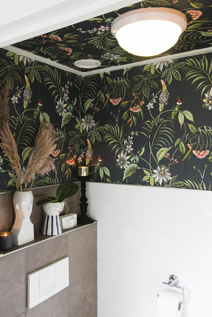 Wc pimpen? Check deze DIY plafond behangen - Interior