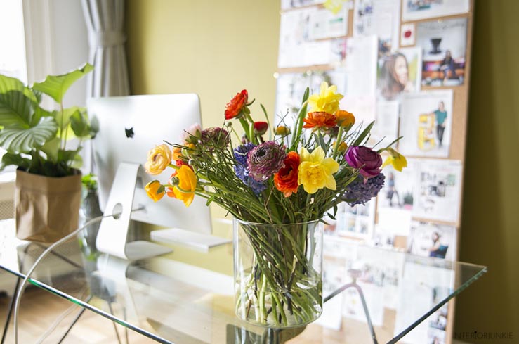 Kleurrijk bosje bloemen op mijn thuiswerkplek