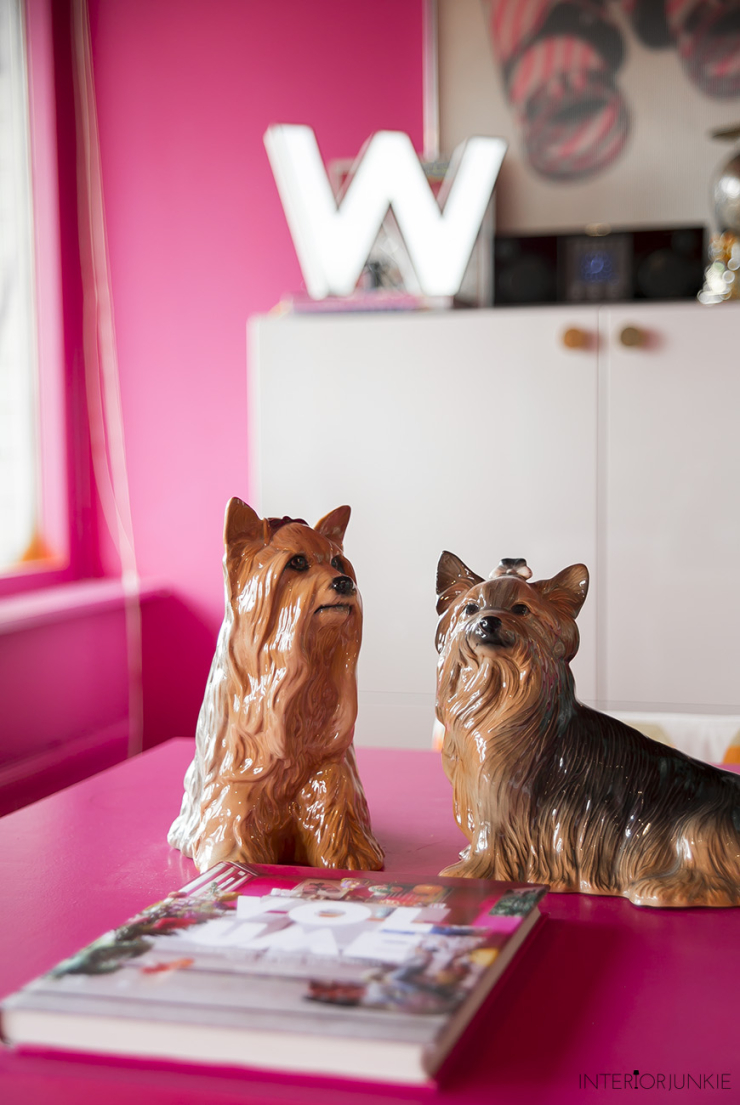 Pronken met kitscherige beeldjes in huis