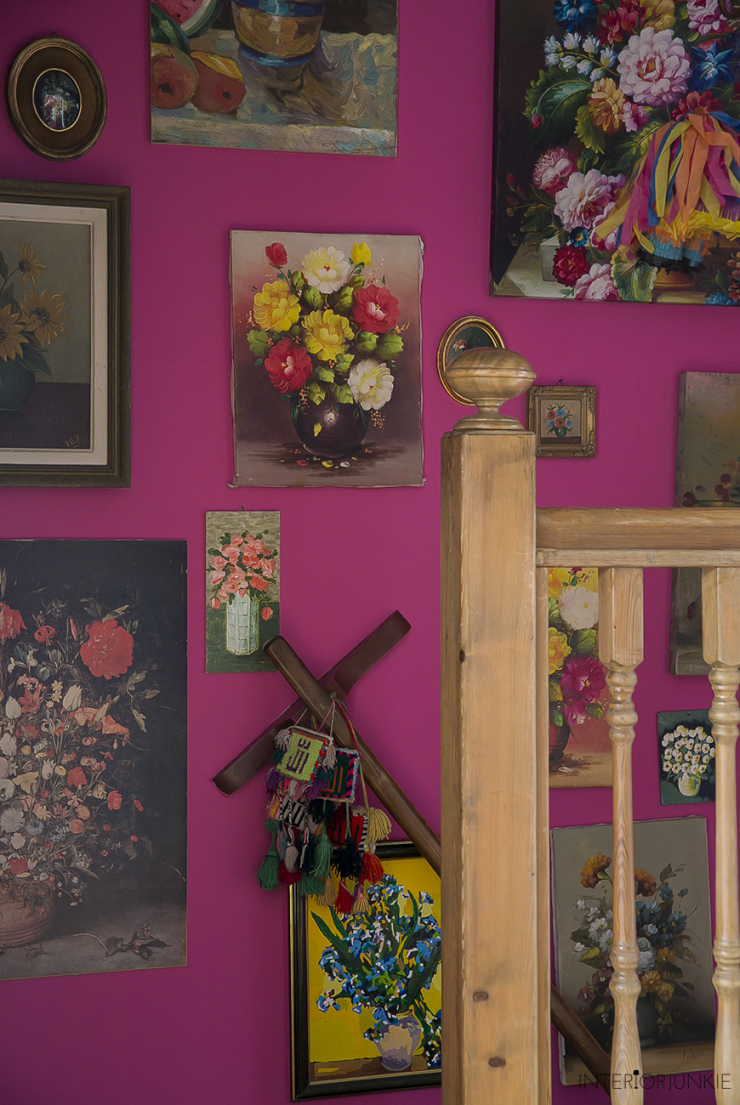 Een bloemenzee op de muur met tweedehands schilderijen
