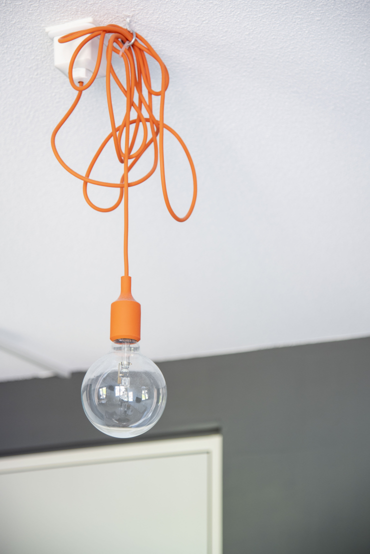 Modern en clean wonen - oranje lamp