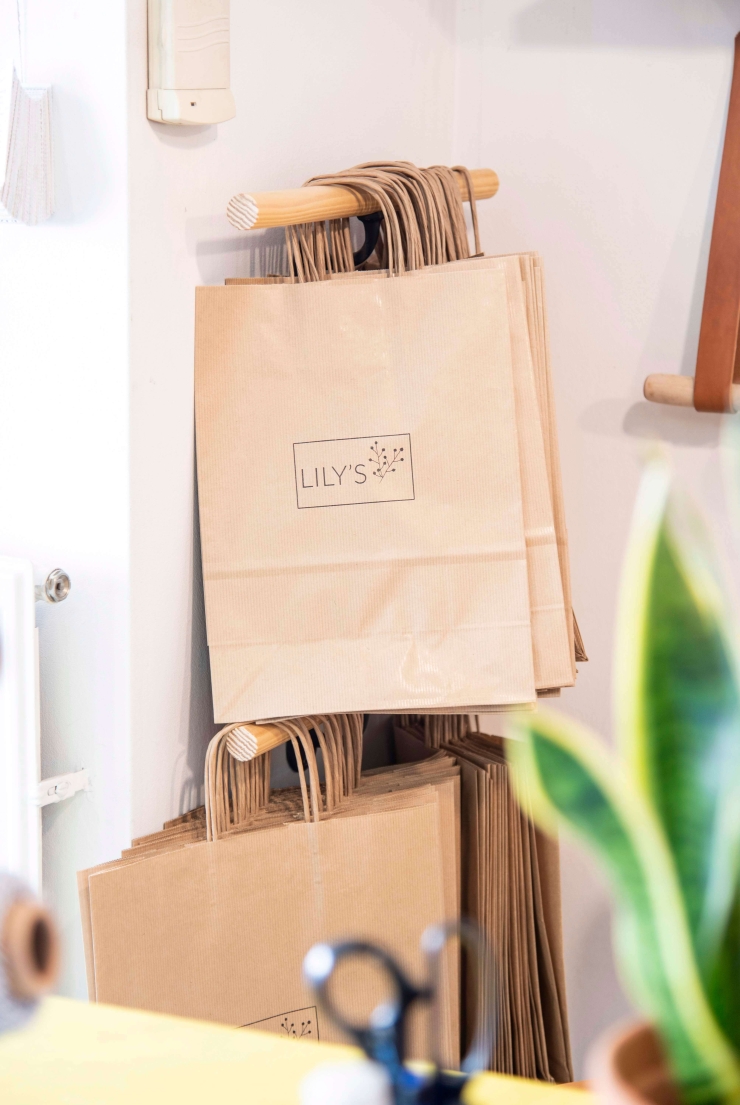 Binnenkort winkelen in Wageningen? Hop naar Lilys, de woonwinkel van moeder Ria en dochter Sanne. Ze hebben beiden een grote passie voor interieur en steken graag de handen uit de mouwen: je vindt hier veel meubelstukken die een tweede leven kregen. De tweedehands meubels bij Lily's worden opgeknapt door Ria en Sanne. Elk stuk is dus uniek. Met hun tweedehands spullen proberen ze andere mensen enthousiast te maken over het hergebruiken van oude (woon)spullen en hoe je deze gemakkelijk op kan knappen. Klussen, ook jij kan het! Alle producten bij Lily's in Wageningen worden gekenmerkt door hun eenvoud: een kast die een lik verf heeft gekregen en kleine accessoires die zijn toegevoegd aan een meubelstuk. Deze woonwinkel laat zien dat je met bijvoorbeeld alleen een verfkwast al veel moois kan maken. Eigenaresse Sanne laat weten dat je helemaal geen 'kluskampioen' hoeft te zijn om een meubelstuk op te knappen. En dat vinden wij ook. Met een stuk schuurpapier en een kwast kom je al een heel eind. Groene sfeermakers Naast tweedehands meubelstukken spot je hier ook mooie plantjes. Ook fijn: alle plantjes die hier te vinden zijn hoef je maar een keer per week water te geven. Naast groen, vind je hier ook een handige spulletjes zoals agenda's en notebooks. Ook spot je hier verschillende sieraden en leuke kaartjes, wat winkelen bij Lily's in Wageningen nog leuker maakt. Wrap it up Iets leuks hier gevonden voor vrienden of familie? Winkelen in Wageningen? Bij Lily's shop je cadeaupapier, linten en stickers zodat je de verpakking van je cadeau helemaal naar eigen smaak kan stylen. Dat maakt het ook net wat persoonlijker. Twee linkerhanden? Je kan het hier ook in laten inpakken. Om de zoveel tijd worden er in deze woonwinkel ook creatieve workshops gegeven. In een van de workshops worden verschillende verftechnieken uitgelegd, zodat je straks met de verfkwast in je eigen stek flink aan de slag kan... Binnenkort winkelen in Wageningen? Hop hier dan zeker even binnen. Naast winkelen in Wageningen zijn deze steden ook leuk om een kijkje te nemen: Gezond snacken in Amersfoort bij SEM Uit eten in Amersfoort bij Hoog Vuur Eten, slapen en winkelen in Utrecht bij Daen’s Tekst: Lisa Post Fotografie: Elise van den Arend