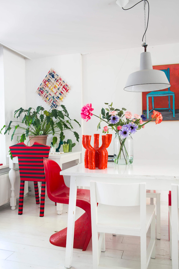 Pronken met kleurrijke stoelen in huis