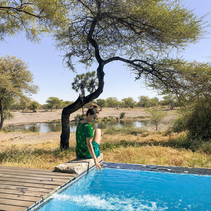 Glampen in Namibie tussen de giraffen