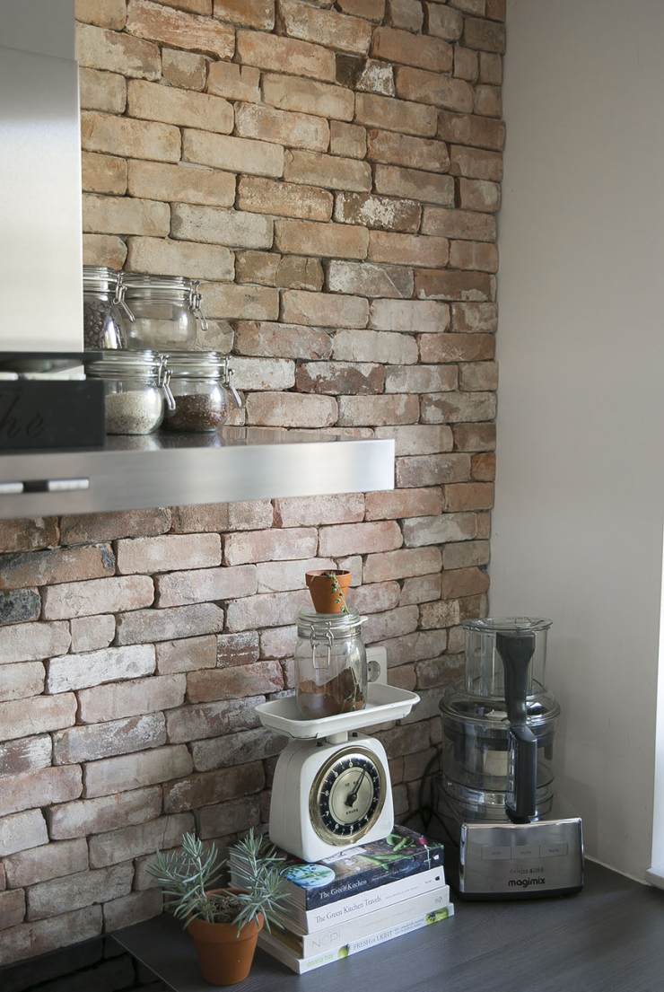 Kijkje in de keuken met bakstenen muur van Chantal