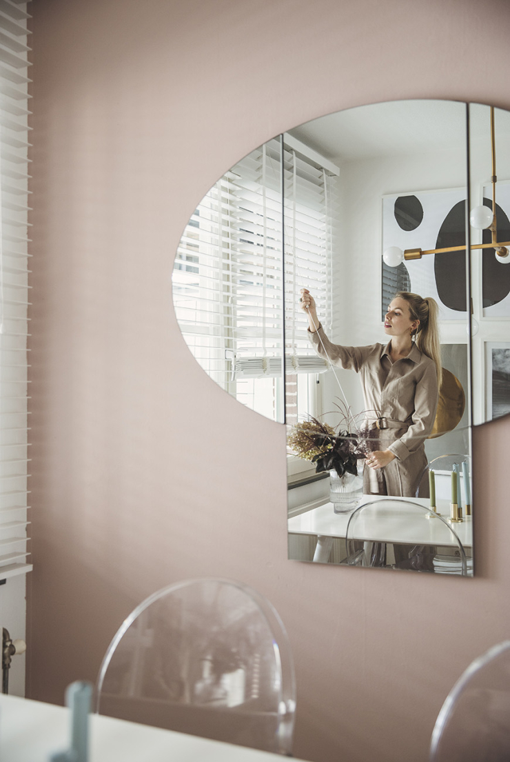 Thuis bij Kiki in een romantisch interieur vol poedertinten en messing