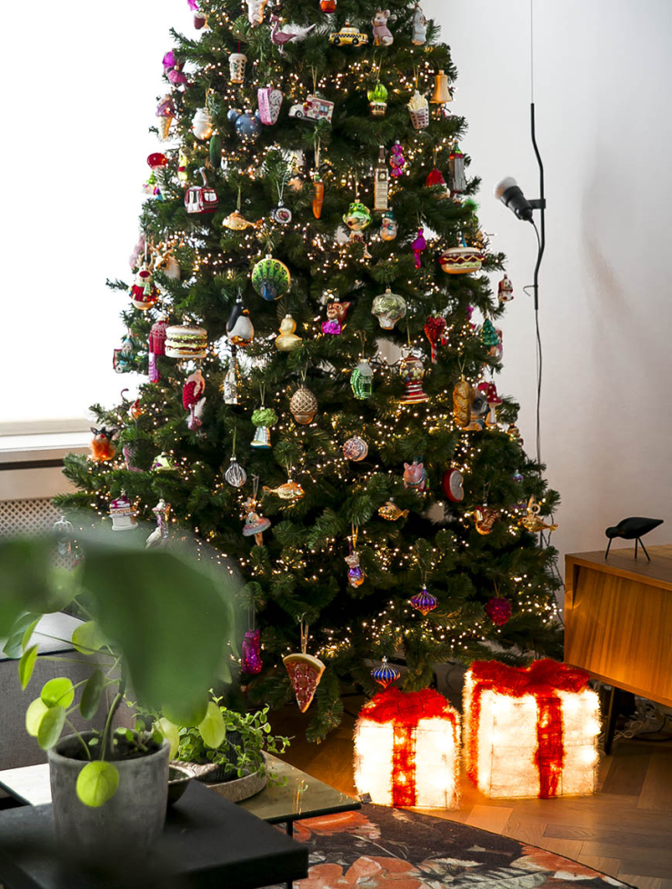 Mijn XXL kitscherige kerstboom staat weer