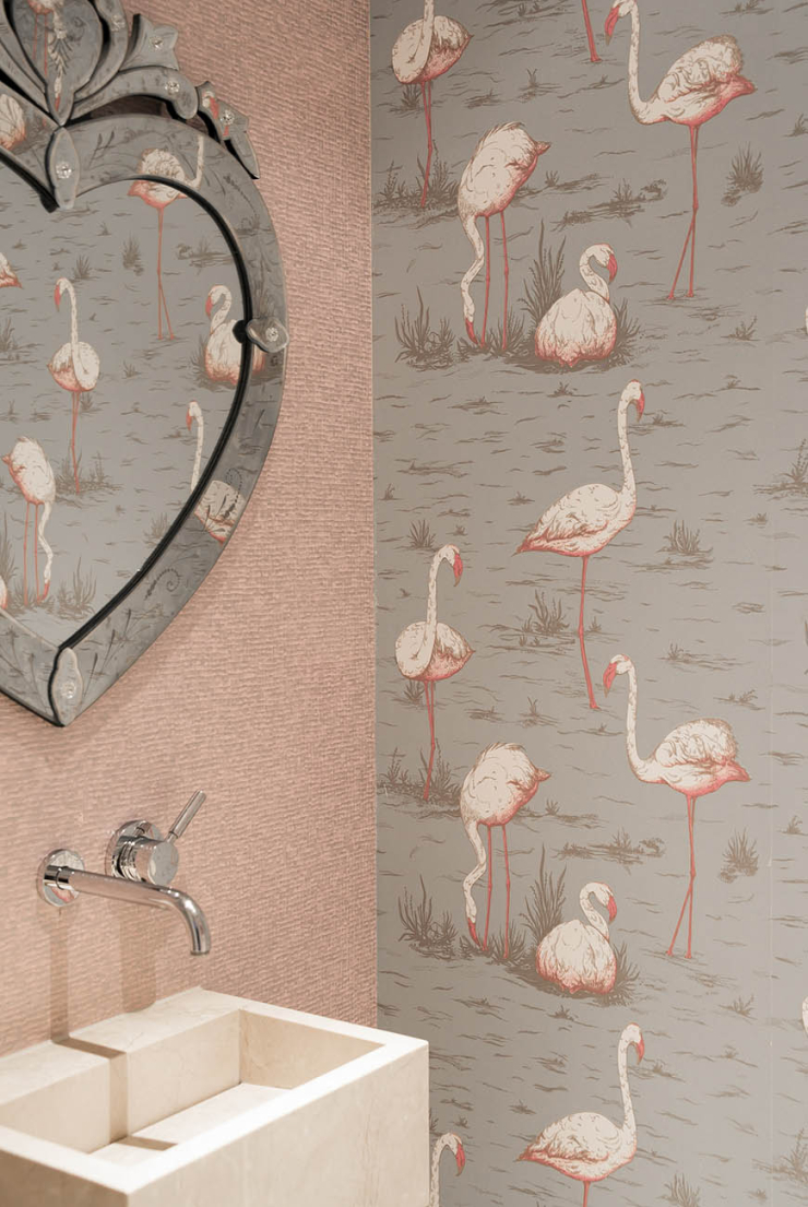Pronken met palmen en flamingo behang op het toilet