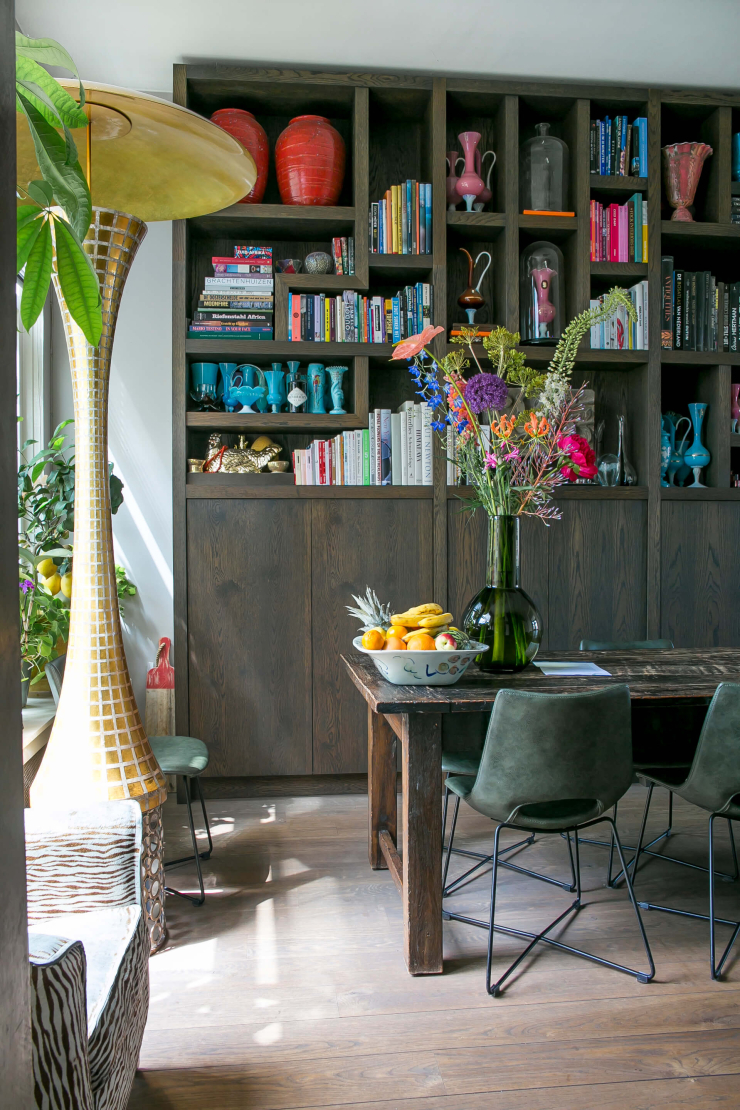 Mooi: een hoge boekenkast in huis