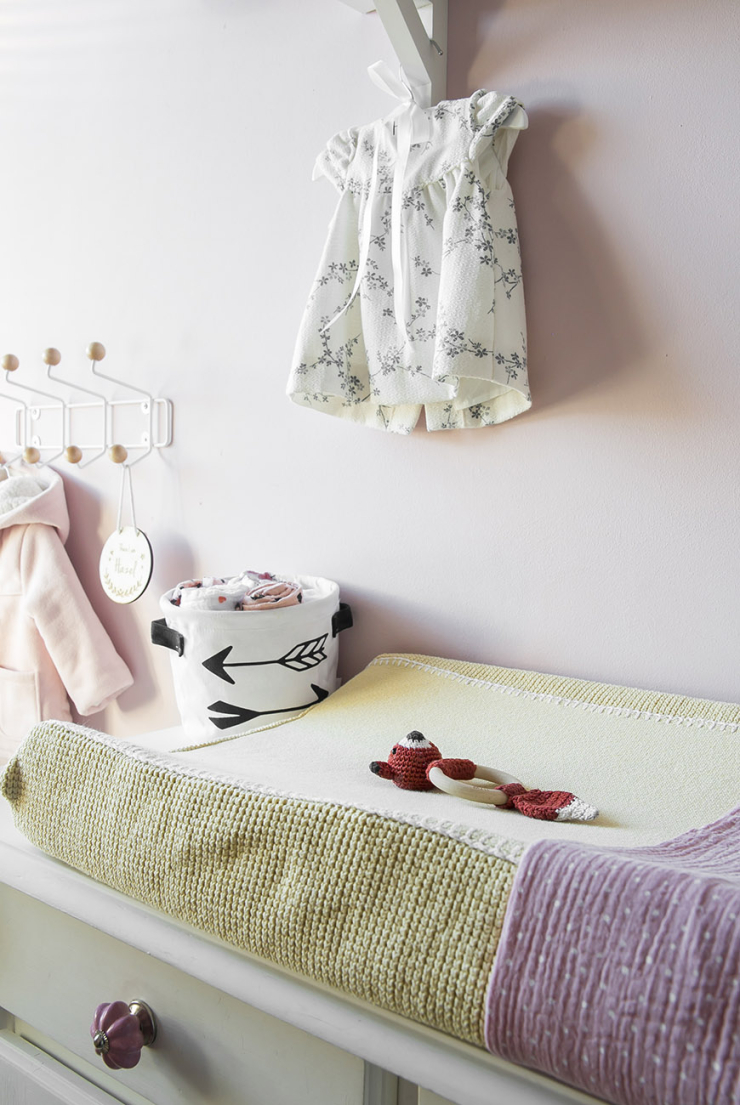 Baby tour in de roze babykamer van Elise