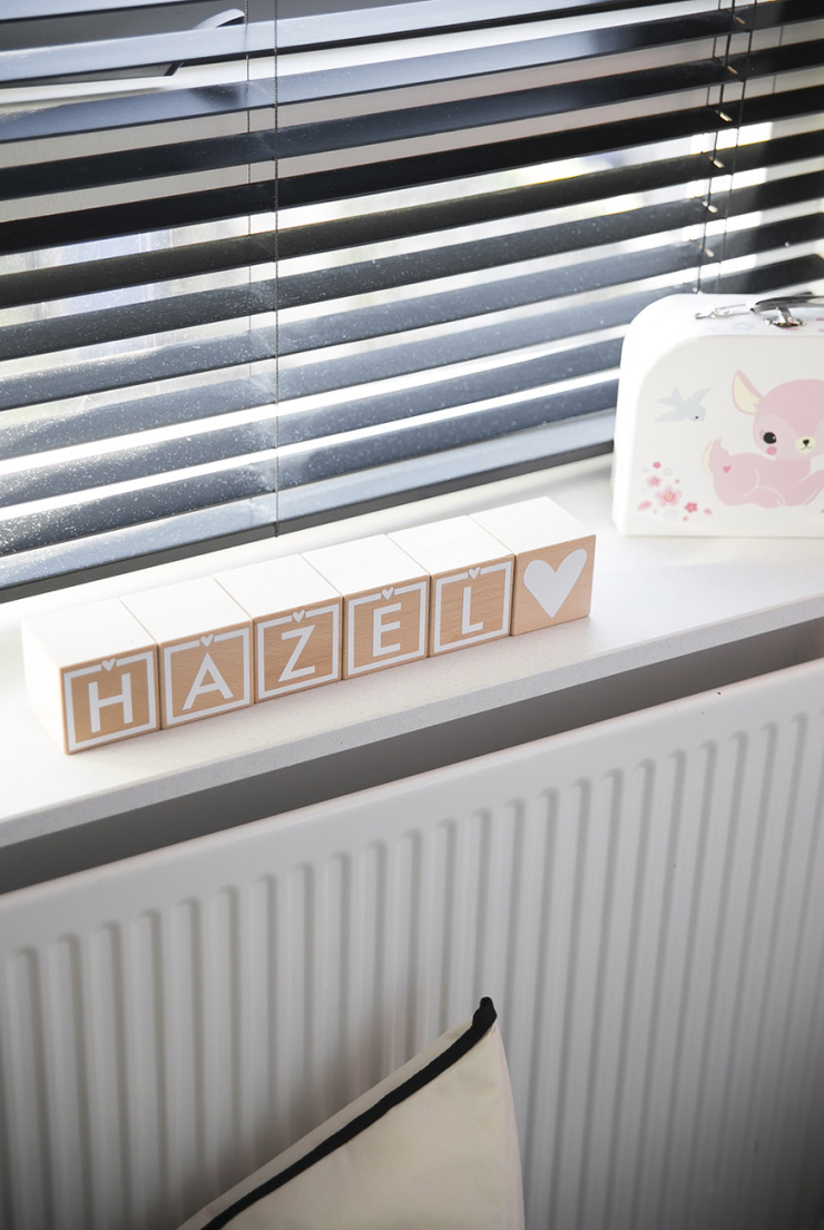 Baby tour in de roze babykamer van Elise