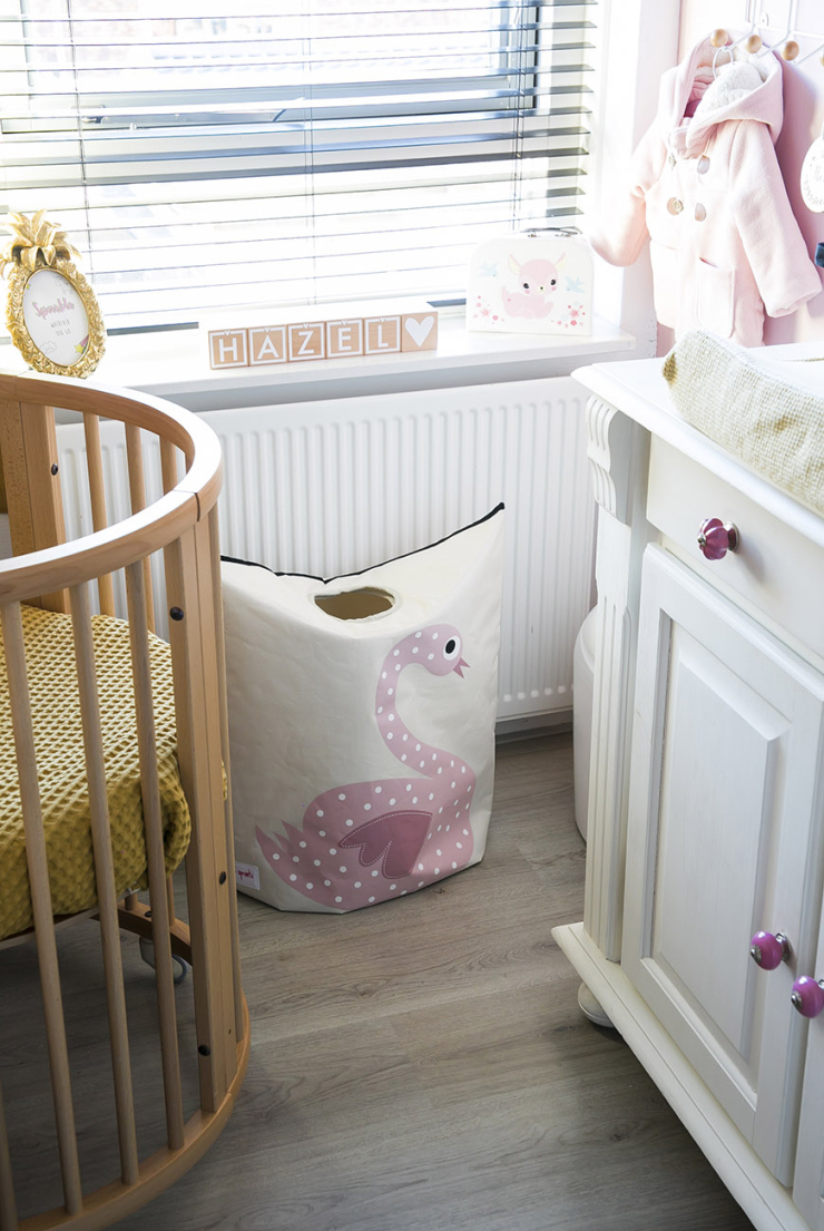 Baby tour in de roze babykamer van Elise