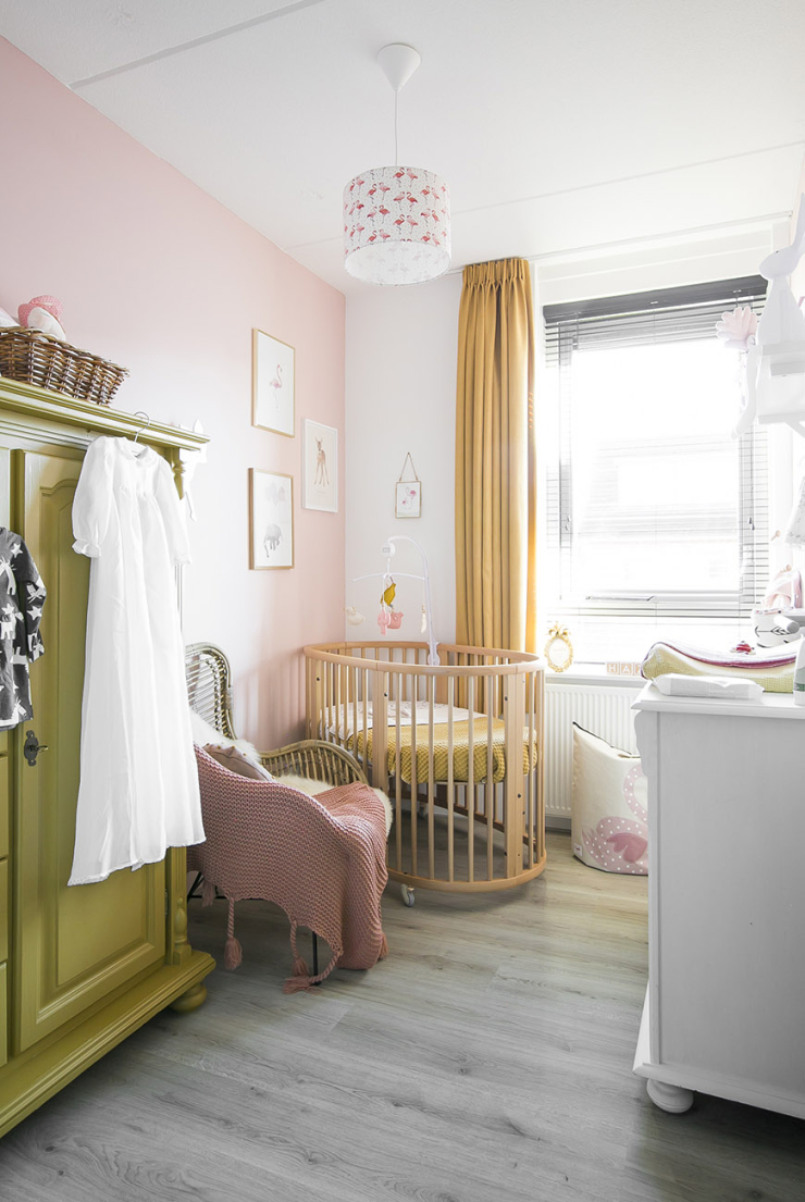 Baby tour in de roze babykamer van Elise