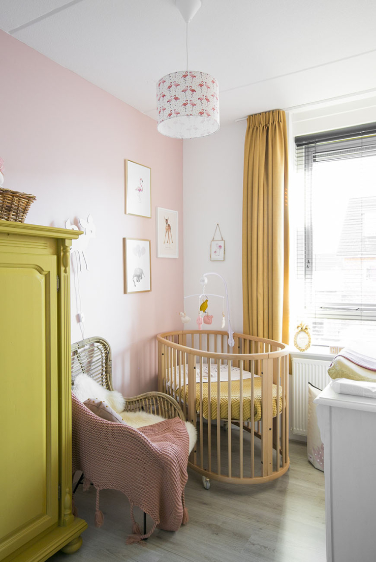 Baby tour in de roze babykamer van Elise