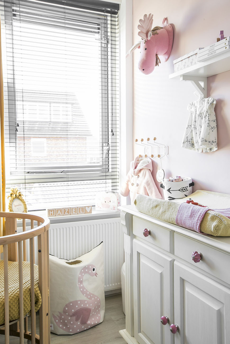 Baby tour in de roze babykamer van Elise