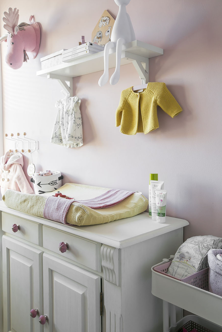 Baby tour in de roze babykamer van Elise