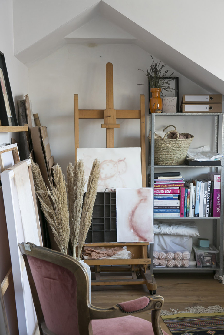 Thuis bij Mei Fang met eigen kunst in huis