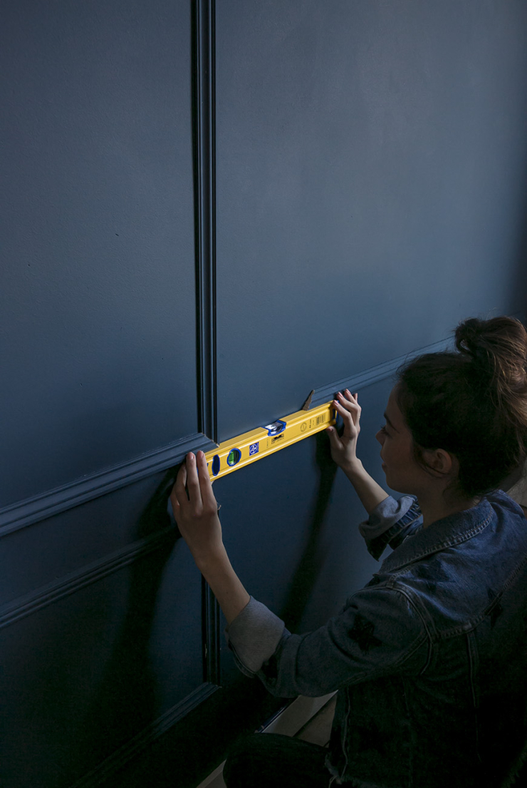 Stap 3: likje verf Voordat ik ging zagen, verfde ik de sierlijsten in een kleur naar keuze. Ik hoefde gelukkig niet te schuren, want de sierlijsten zijn al in de grondverf gezet. Na drie laagjes was het mooi dekkend en kon ik verder met stap vier van deze DIY sierlijsten.