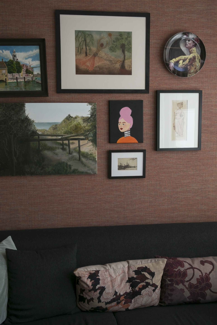 Werken met een mini expositie boven je bank