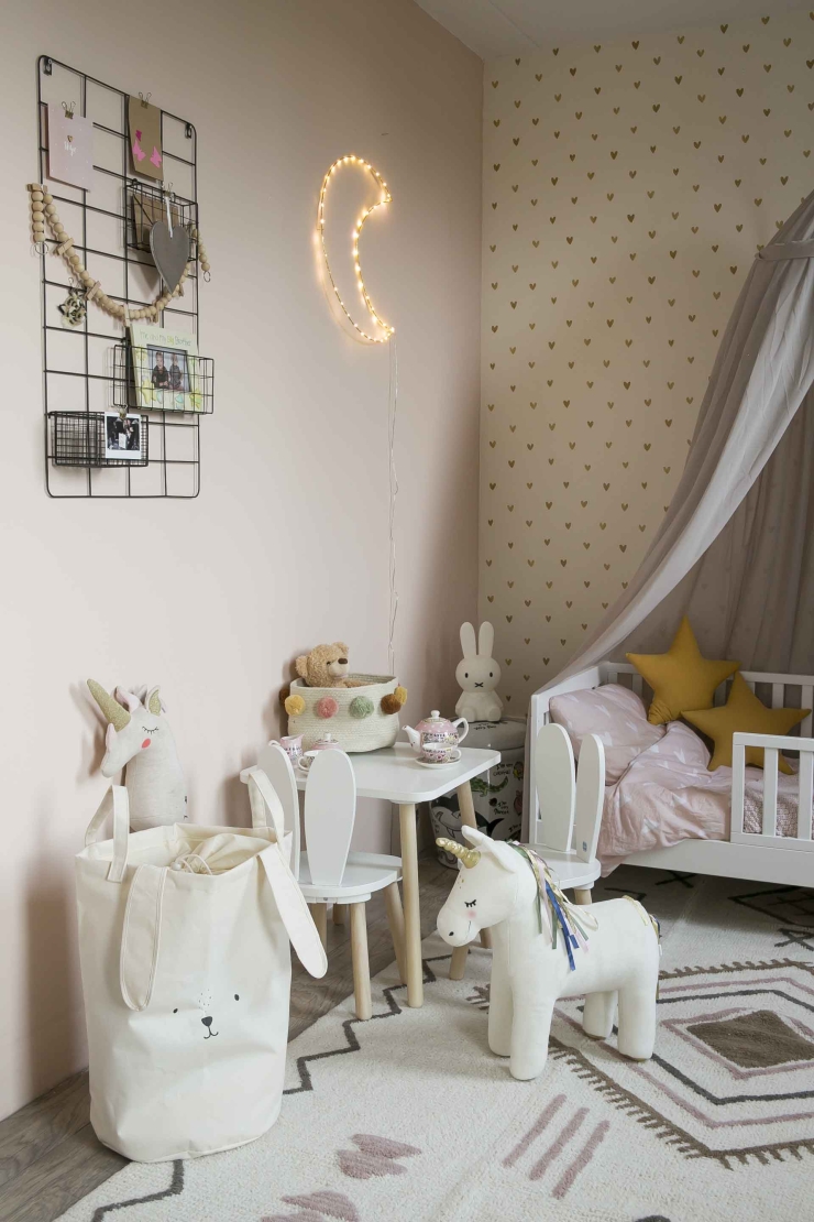 Nichtje verrassen met make-over kinderkamer