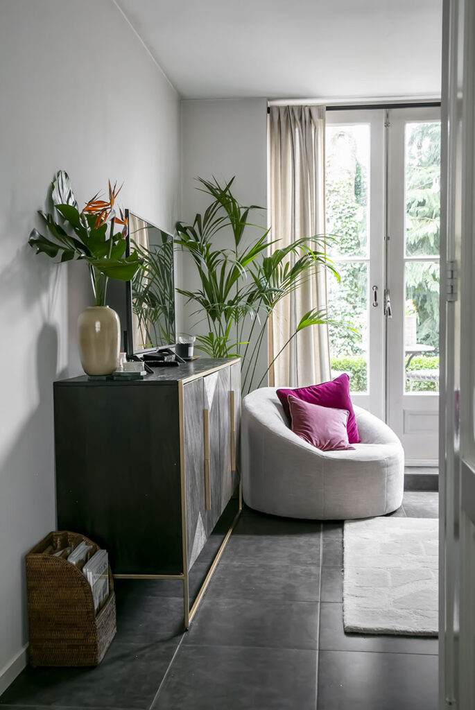 Binnenkijken in het cottage glam interieur van Roel uit Laren