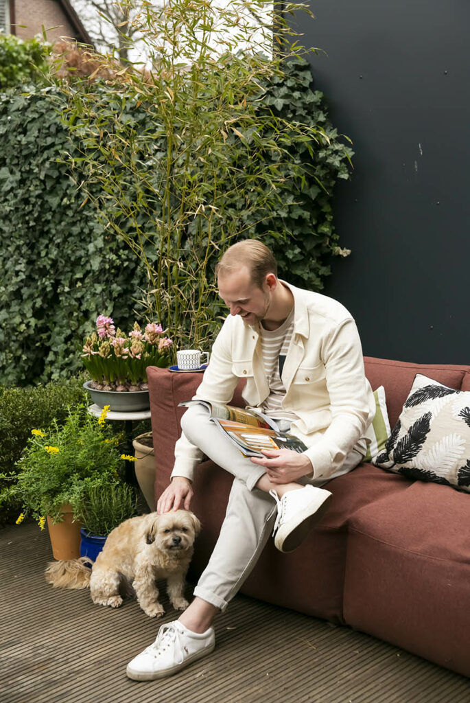 Binnenkijken in het cottage glam interieur van Roel uit Laren