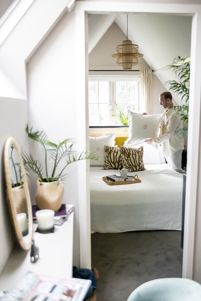 Binnenkijken in het cottage glam interieur van Roel uit Laren