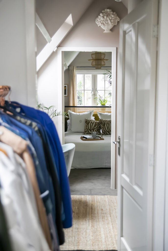 Binnenkijken in het cottage glam interieur van Roel uit Laren