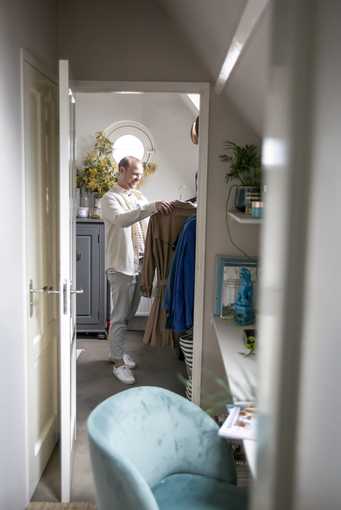 Binnenkijken in het cottage glam interieur van Roel uit Laren