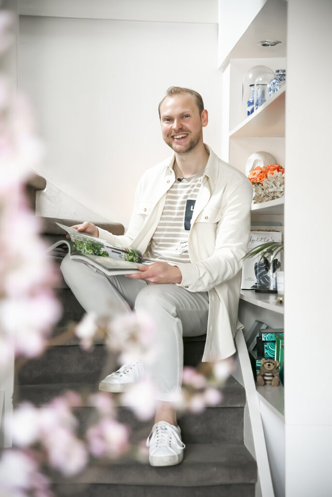 Binnenkijken in het cottage glam interieur van Roel uit Laren