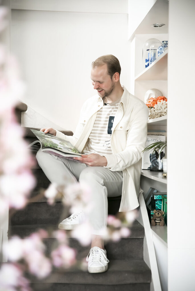 Binnenkijken in het cottage glam interieur van Roel uit Laren