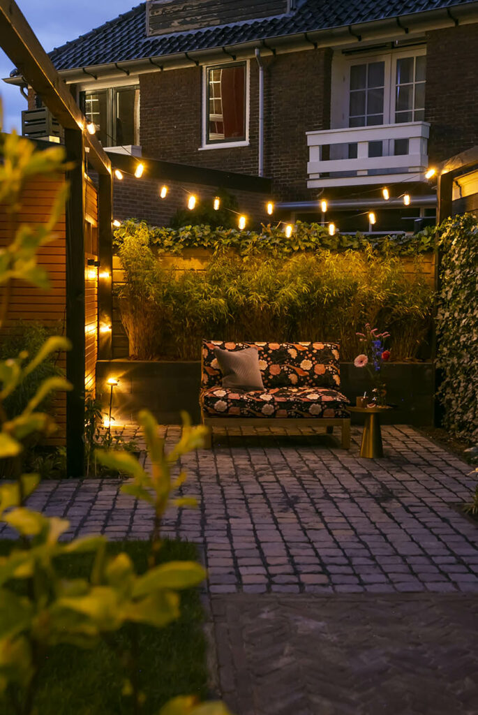 Creëer met feestverlichting een romantische sfeer in de tuin