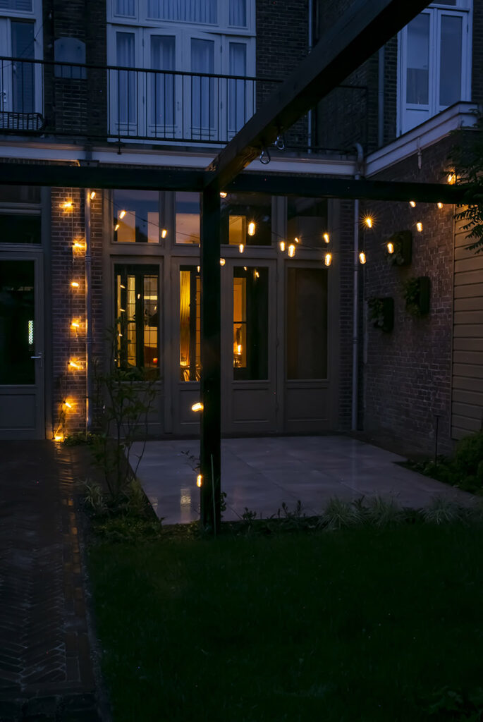 Creëer met feestverlichting een romantische sfeer in de tuin