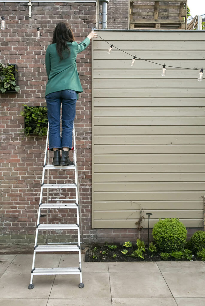 Creëer met feestverlichting een romantische sfeer in de tuin