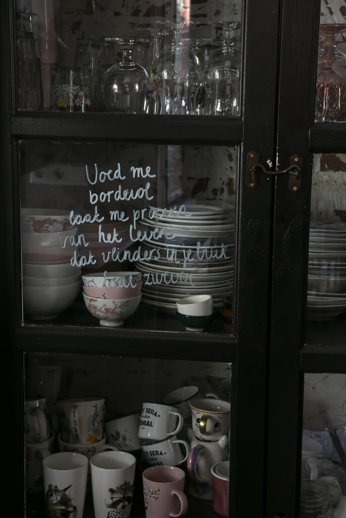 In de weer met een halve bakstenen muur in de woonkamer