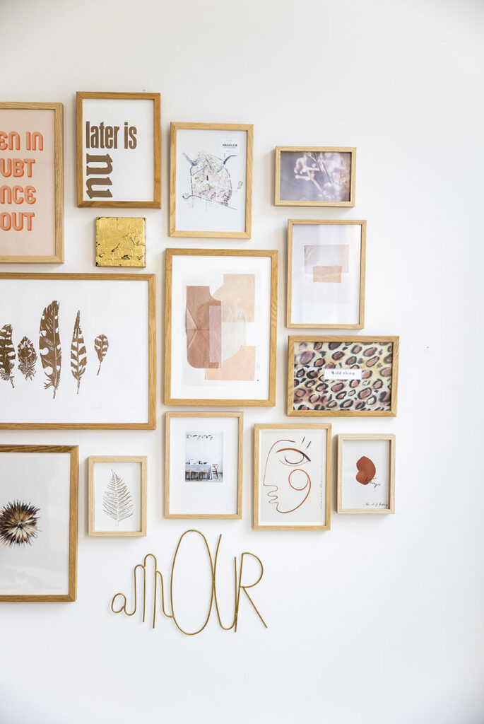 Wanddecoratie tip: cluster je mooiste lijsten horizontaal op de muur 