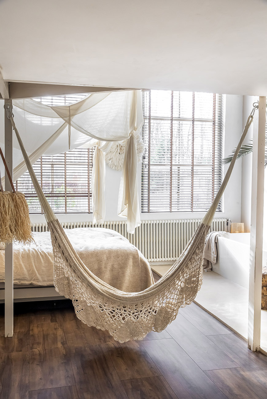 Toegepast Bliksem ongebruikt Vakantie in huis halen? Hang eens een hangmat in de slaapkamer - Interior  junkie